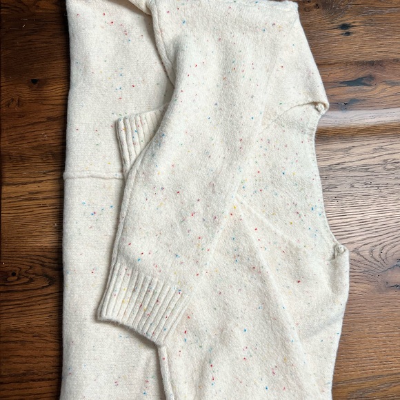 Cupshe Cream V-Neck Sweater
Brand new with tags - Picture 3 of 4